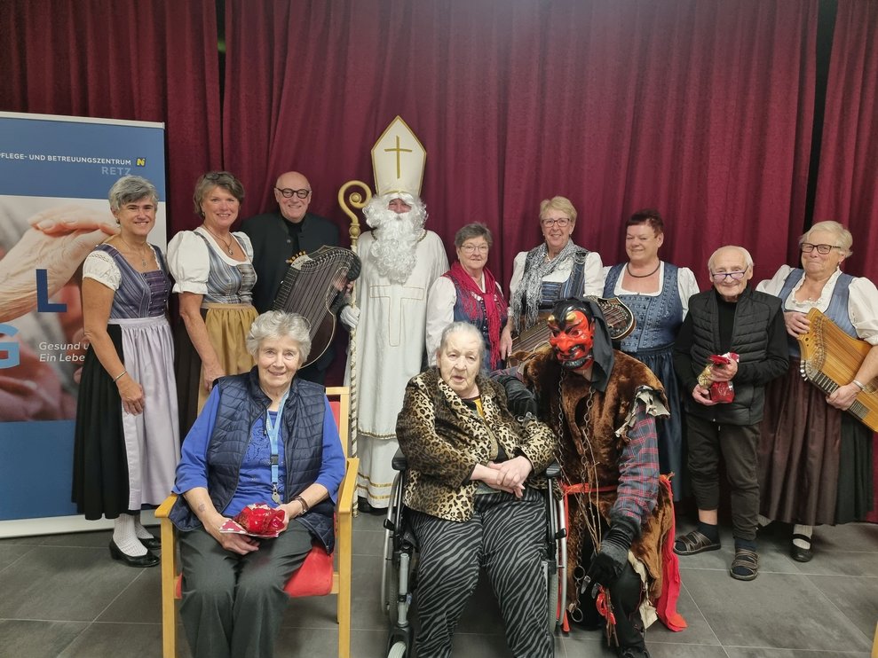 Die „Pulkauer Stubenmusi“, Bewohnerinnen Valerie Dammelhart und Renate Frank sowie Bewohner Erich Auer versammeln sich um Nikolaus (Karl Wagner) und Krampus (Tristan Genuit)