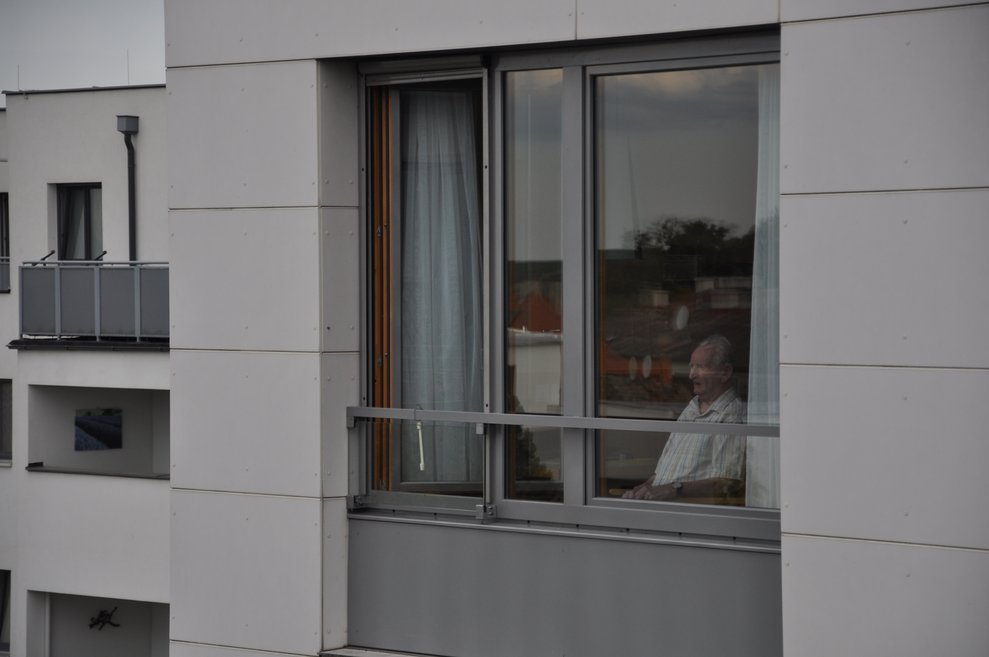 BewohnerInnen schauen durchs Fenster.