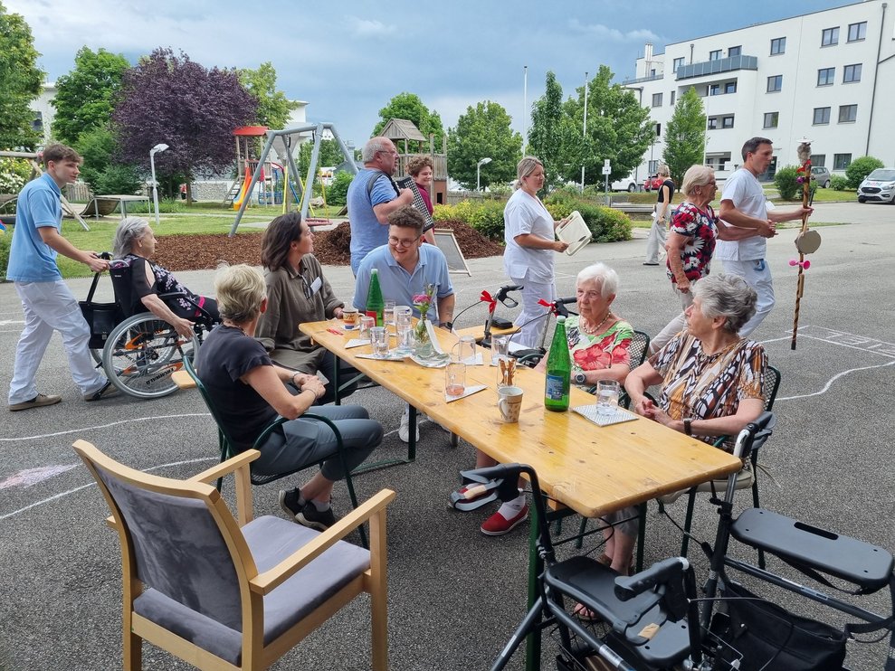 Spontan bildete sich eine Polonaise bei den bekannten Melodien