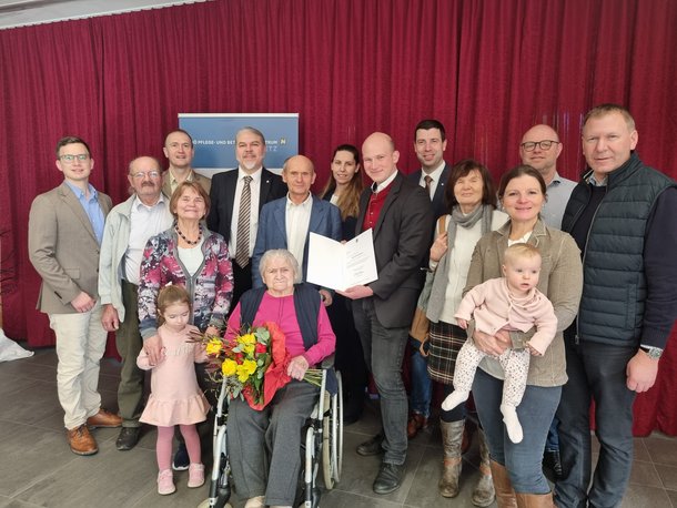 Mehrere Generationen waren bei der Ehrungsfeier anlässlich des 100. Geburtstages der Bewohnerin Anna Wimmer im PBZ Retz vertreten – vorne sitzend die Jubilarin Anna Wimmer umgeben von Bgm. Mag. Stefan Schröter; Kaufmännischem Direktor Horst Winkler, MBA; Roman Beisser von der Gesundheit Weinviertel GmbH der NÖ LGA; interim. Pflegedirektorin Astrid Günes; Mag. Leonhard Riemer in Vertretung des BH; Bgm. Ing. Florian Hinteregger; Bgm. Stefan Lang und die Angehörigen der Jubilarin
