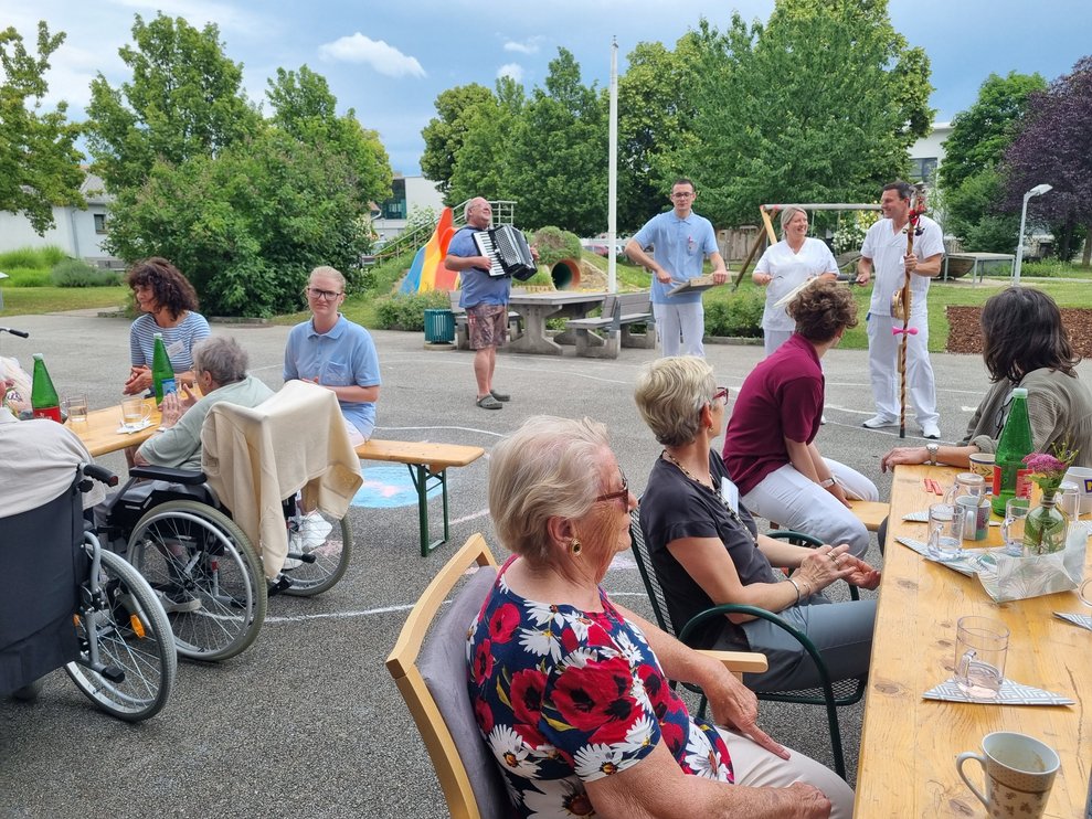 Die Live- Musik beim Heurigen im Hof gefiel den Anwesenden