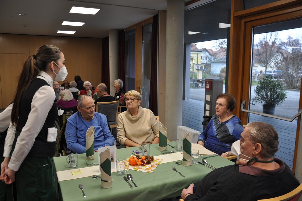 Schülerin nimmt die Bestellung auf