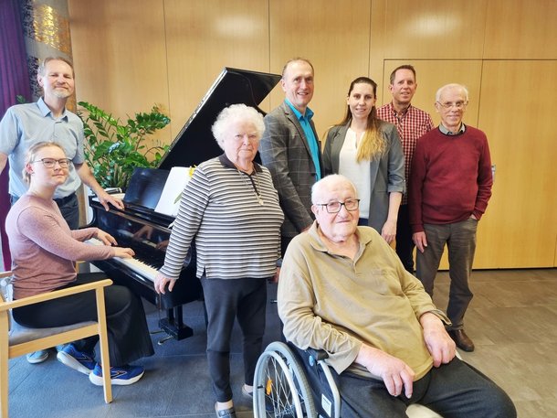 Das abwechslungsreiche Klavierkonzert gefiel nicht nur den Bewohnerinnen und Bewohnern sondern auch der Dualen Führung sehr gut – vlnr.: Nicole Dallamassl; Alois Dallamassl; Bewohnerin Adelheid Pusam; Kaufmännischer Direktor Horst Winkler, MBA; Bewohner Alfred Hirsch; interimistische Pflegedirektorin Astrid Günes; Maximilian Gross und Erwin Böckl