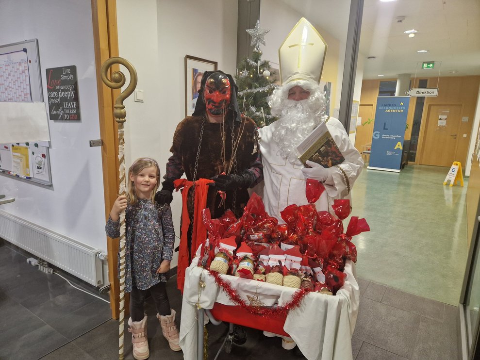 Katharina Schimak unterstützte Nikolausdarsteller Karl Wagner und Krampusdarsteller Tristan Genuit, die viel Freude in das Haus brachten