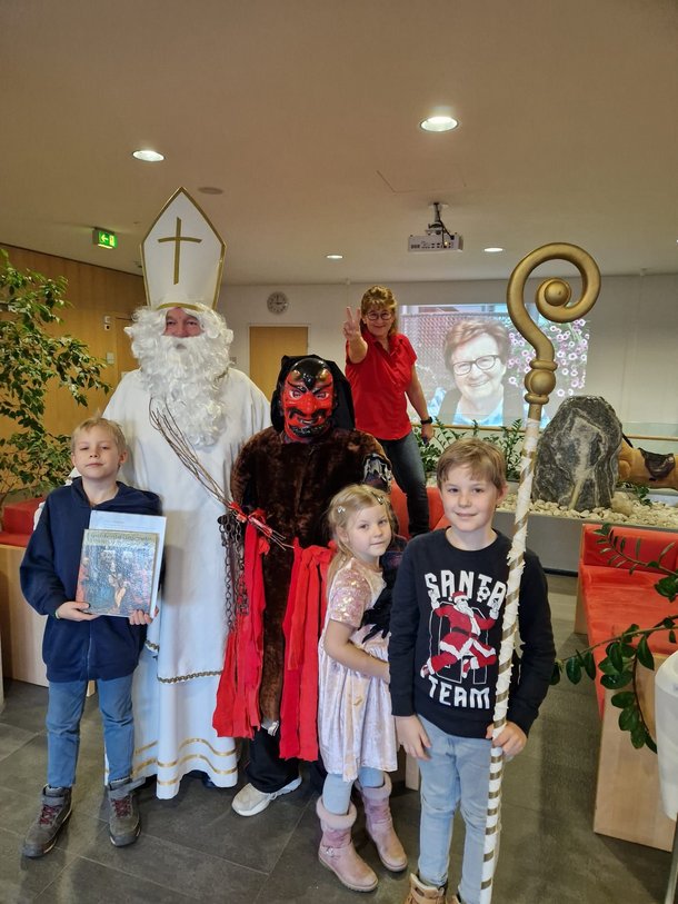 Benjamin, Nikolaus, Krampus, Helga Böhm, Katharina und Sebastian Schimak 