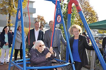 Elfriede Bischinger bringt die Rollstuhl- Schaukel in Schwung