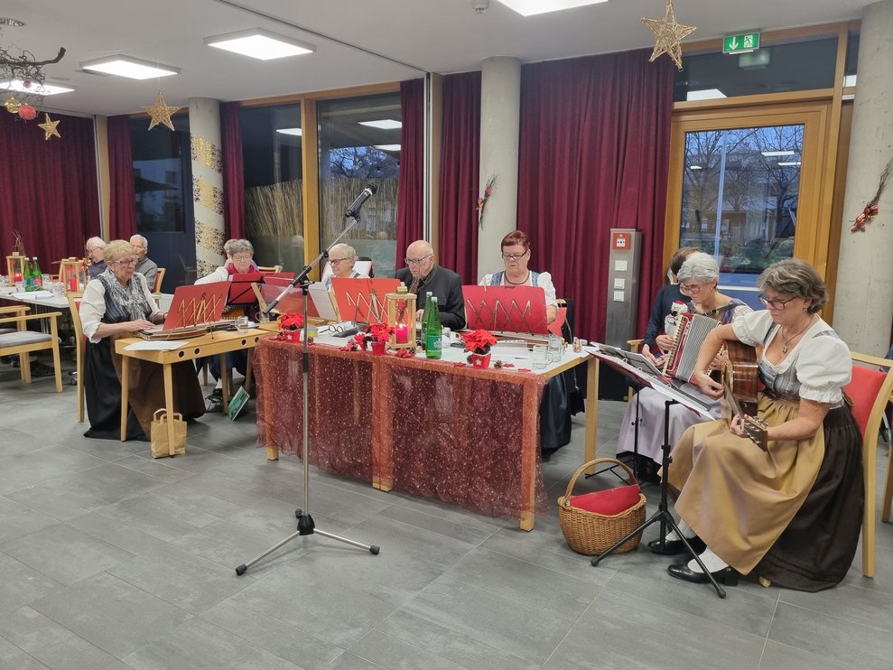 Die „Pulkauer Stubenmusi“ spielte beim Nikolausfest auf