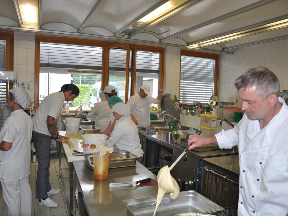 Das Küchenteam steht in der Küche.
