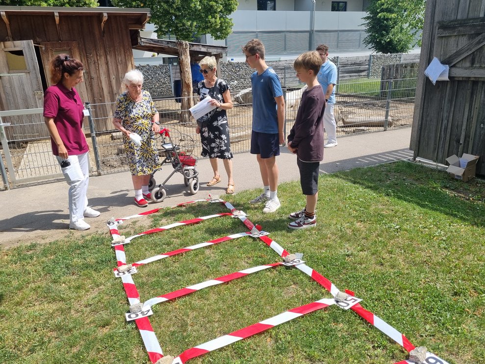 Eine Bewohnerin versucht sich im Sackerl- Weitwurf