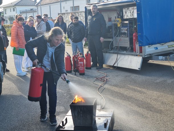 Die jährliche Schulung unterstützt die Bediensteten, ihre Kenntnisse für den Brandfall aktuell zu halten und die praktische Übung hilft, die mögliche Scheu vor den Feuerlöschern zu nehmen. DGKP Renata Dufkova brachte den Feuerlöscher erfolgreich zum Einsatz. 