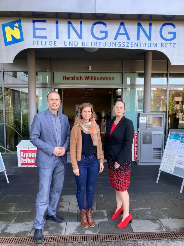 Direktor Horst Winkler, MAB und die Pflege- und Betreuungsleitung DGKP Betina Rauscher, MSc mit der neuen Bereichsleitung Management, Wirtschaft & Support und stellvertretende Direktorin Marion Schnötzinger, MA (Mitte).
