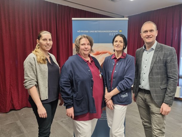 Die neuen Wohnbereichsleiterinnen wurden von der Dualen Führung des PBZ Retz herzlich willkommen geheißen – vlnr.: interimistische Pflegedirektorin Astrid Günes, Pflege- und Betreuungsmanagerin (PBM) Wohnbereich 3 DGKP Astrid Blanka; PBM Wohnbereich 1 DGKP Barbara Thürmer; Kaufmännischer Direktor Horst Winkler, MBA