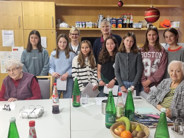 Die Freude der Bewohnerinnen und Bewohner des PBZ Retz über den Besuch und das persönliche Zusammentreffen mit der jungen Generation war groß.