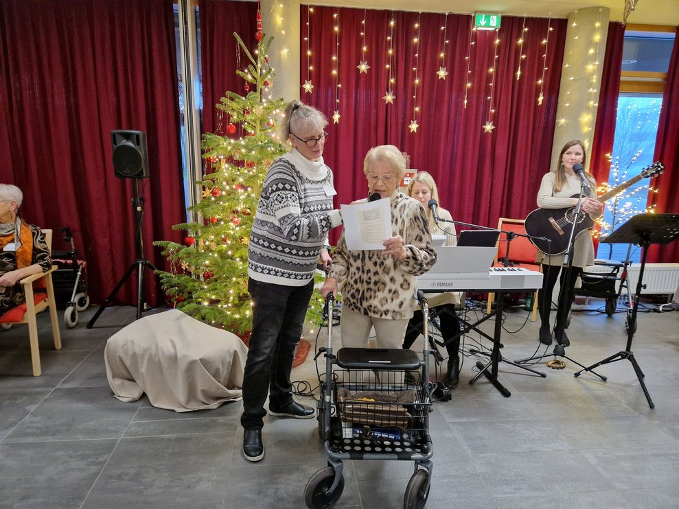 Bewohnerin Martha Hofbauer las ein Weihnachtsgedicht.
