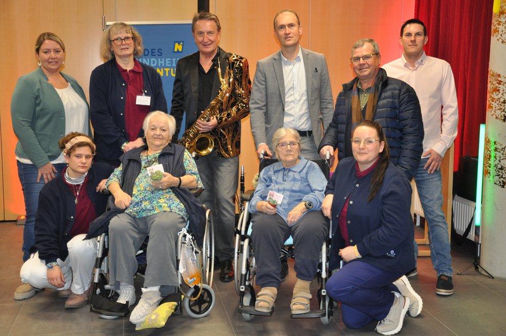 Der Valentinstag im Pflege- und Betreuungszentrum Retz war auch heuer wieder ein Fest mit Blumengrüßen und Musikgenuss vlnr.: Pflegedirektorin-Stv. Karoline Kamhuber; Freiwilliges Soziales Jahr (FSJ) Amy Plutsch, Managerin Ehrenamt und Alltagsbegleitung Sabine Ernst-Frischauf; Bewohnerin Anna Maria Schuster; Musiker Franz Schwingenschlögl, Kaufm. Direktor Horst Winkler, MBA; Bewohnerin Franziska Neubauer, Franz Neubauer, Managerin Ehrenamt und Alltagsbegleitung Isabella Schimak, PBM Manfred Schnötzinger