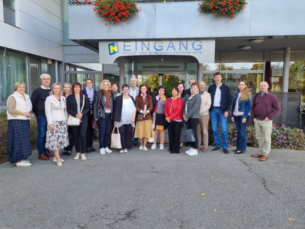 Eine Abordnung von Direktorinnen und Direktoren der Krankenpflegeschulen aus Südmähren besuchte das PBZ Retz und der Blick über die Grenze war für sie sehr spannend und aufschlussreich. 
