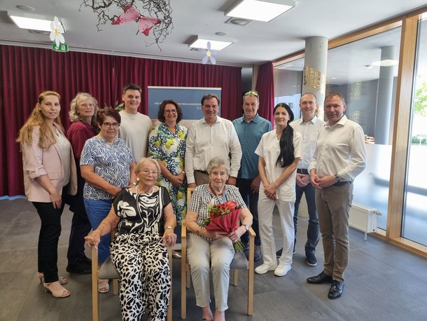 Die Jubilarin Valerie Dammelhart freute sich sehr über die Feier und die Gratulationen – vorne sitzend vlnr.: Mitbewohnerin Martha Hofbauer und Valerie Dammelhart – hinten stehend vlnr.: Interim. Pflegedirektorin Astrid Günes; Managerin Ehrenamt und Alltagsbegleitung Sabine Ernst-Frischauf; Enkel Kilian Dammelhart; Schwiegertochter Mag.a Cornelia Dammelhart; Sohn Dr. Thomas Dammelhart; Sohn Helmut Dammelhart; Kaufmännischer Direktor Horst Winkler, MBA und Bürgermeister Stefan Lang