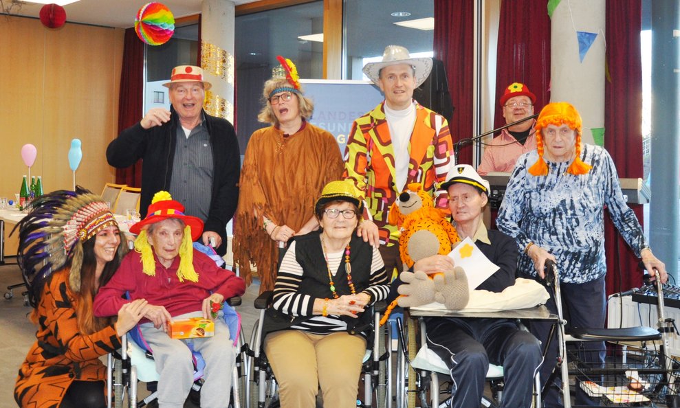 Die bunte Faschingstruppe hatte viel Spaß beim Narrentreffen im PBZ Retz 1. Reihe vlnr.: Pflege- und Betreuungsmanagerin (PBM) Nadine Grill, Bewohnerin Ernestine Rockenbauer, Bewohnerin Erika Loy, Bewohner Herbert Trumler - 2. Reihe vlnr.: Ehrenamtlicher Mitarbeiter (EAM) Karl Wagner, Managerin Ehrenamt und Alltagsbegleitung Sabine Ernst-Frischauf, Kaufm.