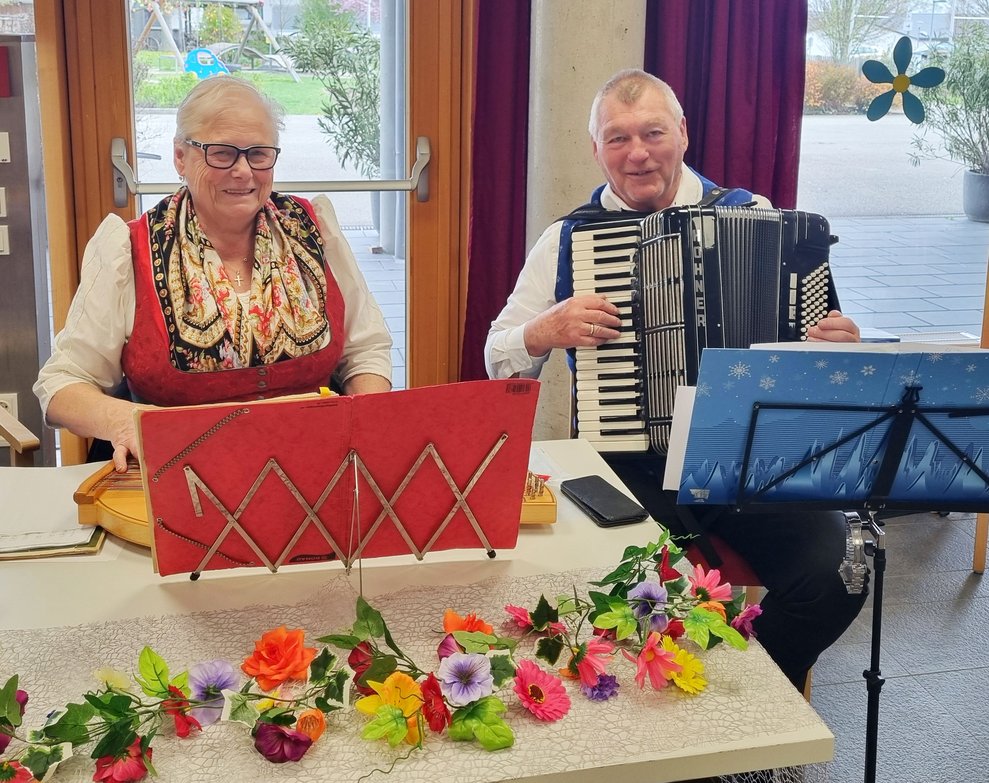 Karl Wagner an der Ziehharmonika und seine Musikpartnerin Pauline Schuch mit der Zither begeisterten im PBZ Retz mit Frühlingsliedern.