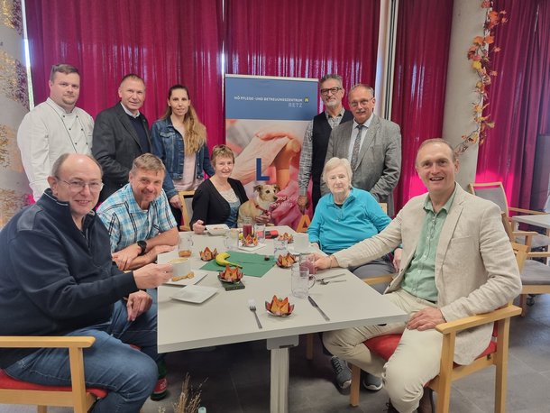 Das von den Teilnehmenden sehr geschätzte Frühstück „DeLuxe“ ist fixer Bestandteil des kulinarischen Jahreslaufs im PBZ Retz – vlnr.: Küchenchef Andreas Wagner; Wolfgang Schiel; Bgm. Stefan Lang; Helmut Kilin, interimistische Pflegedirektorin Astrid Günes; Manuela Kilin; Diakon Mag. Christian Suchy; Abgeordneter zum NÖ Landtag ÖKR Richard Hogl; Bewohnerin Helga Schiel; Kaufmännischer Direktor Horst Winkler, MBA 