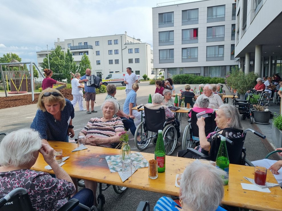 Viele Bewohnerinnen und Bewohner feierten gemeinsam beim Heurigen im Hof