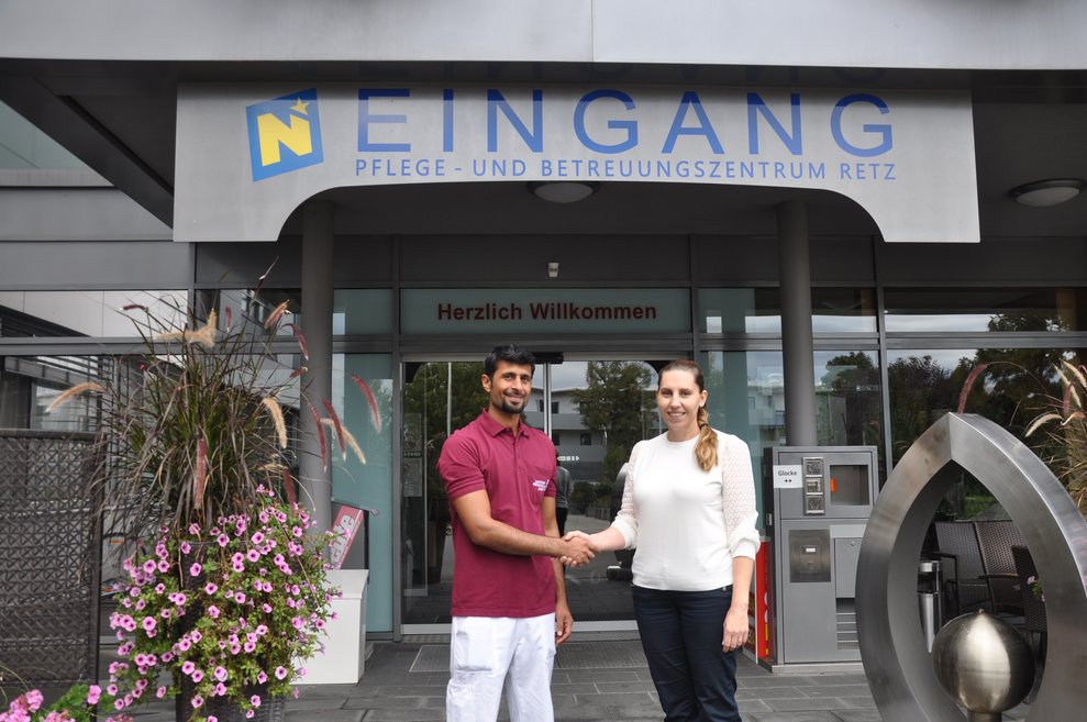 Interim. Pflegedirektorin Astrid Günes gratuliert Asif Ahmad zum erfolgreichen Abschluss. 