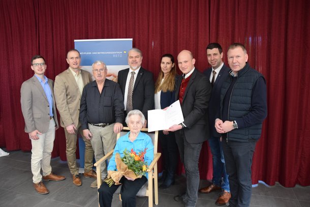 Bgm Stefan Schröter, Kaufm. Dir. Horst Winkler, Helmut Edlinger, Roman Beisser, Pflegedirektorin Astrid Günes, Mag. Leonhard Riemer, Ing. Florian Hinteregger, Bgm. Stefan Lang gratulierten Josefine Steininger