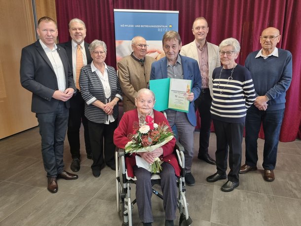 Die Jubilarin Josefine Schmelzenbart freute sich sichtlich über die Gratulationen und die vom PBZ Retz ausgerichtete, stimmungsvolle Feier - vlnr.: Bürgermeister Stefan Lang, Roman Beisser (Gesundheit Weinviertel GmbH der NÖ LGA); Helga Jassek; Alois Jassek; Jubilarin Josefine Schmelzenbart; Bürgermeister Reg. Rat Erwin Kasper; Kaufmännischer Direktor Horst Winkler, MBA; Maria Jassek; Leopold Jassek