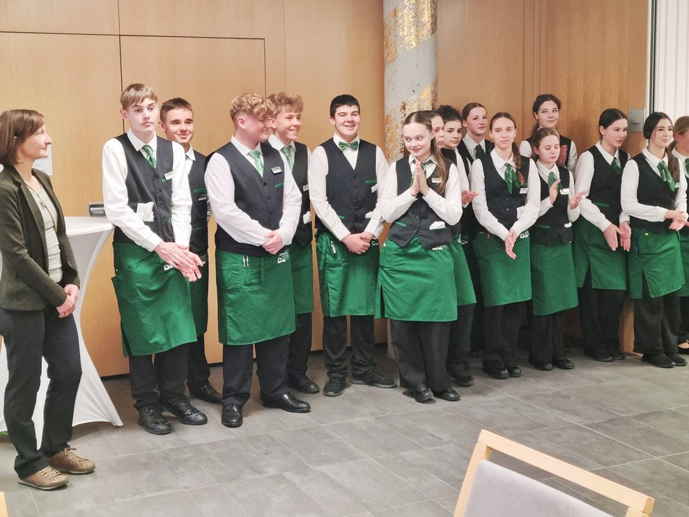 Das Service-Team erfüllte seine Aufgaben zur vollsten Zufriedenheit der Gäste und wurde laut beklatscht. 